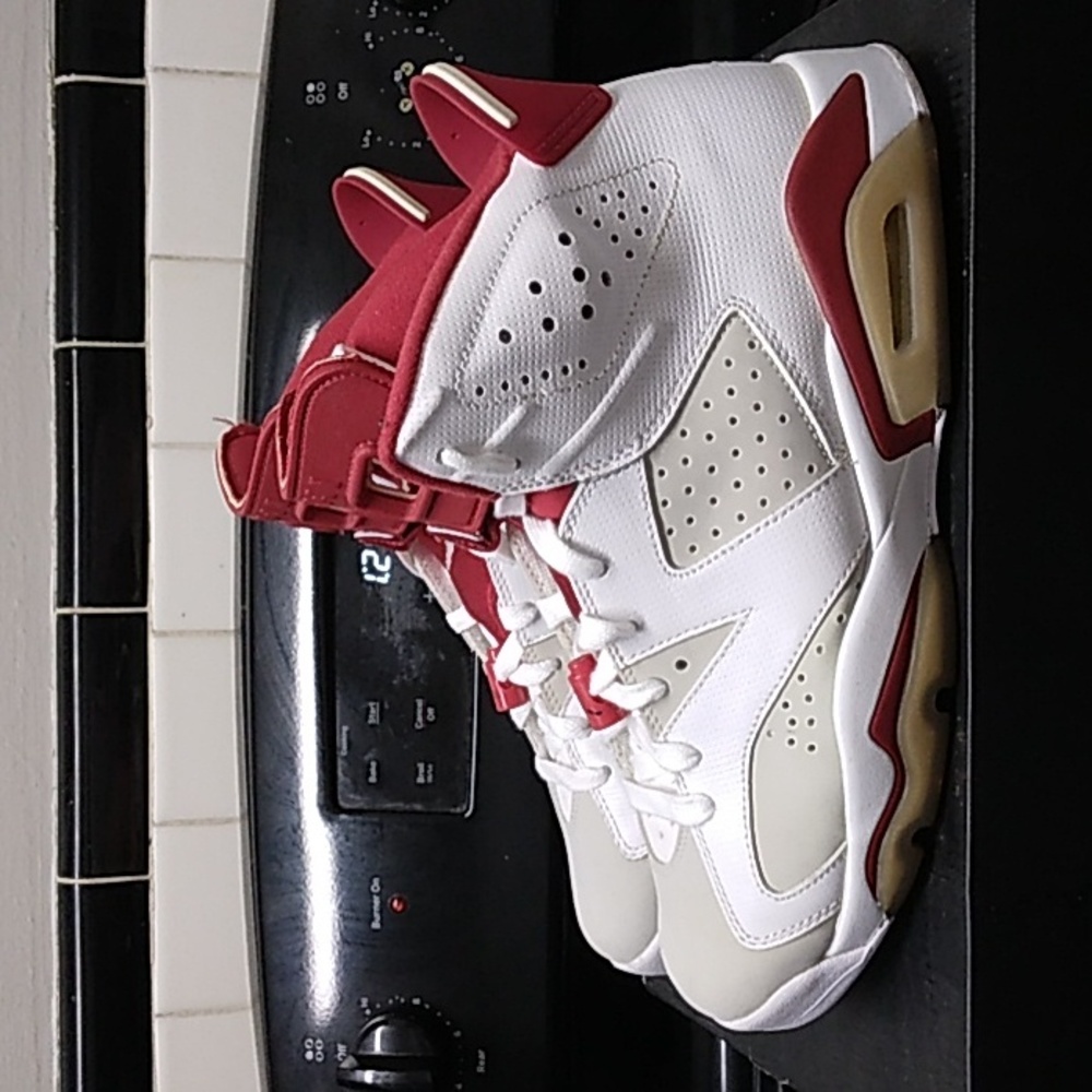 Air Jordan 6 retro (Alternate) size 10 M/11.5 W